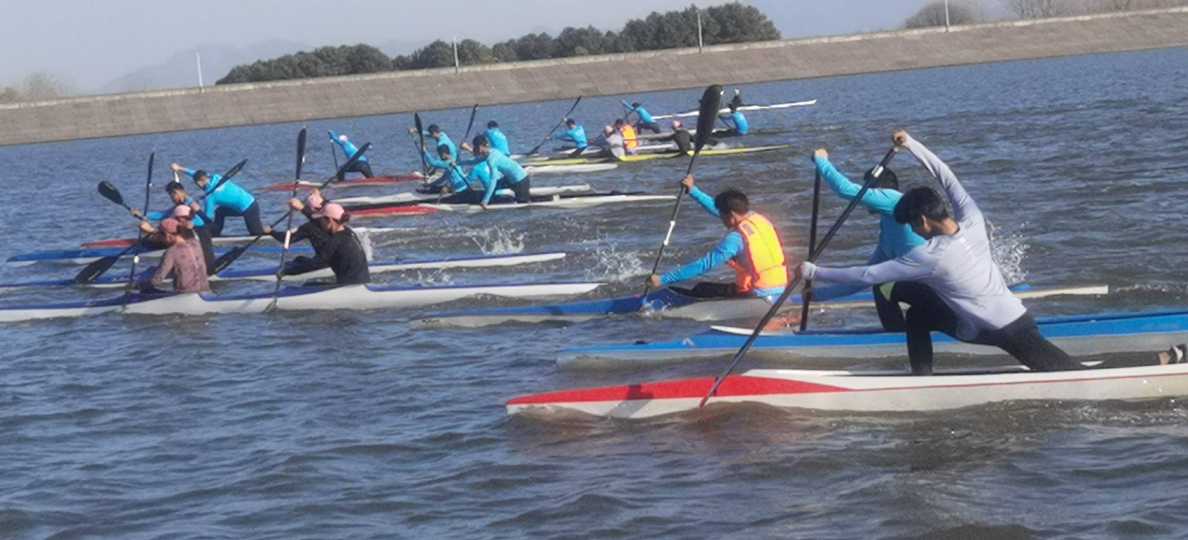 百舸爭流千帆競乘風破浪正遠航