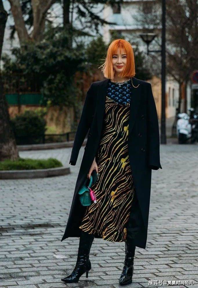 冬日 冬天穿裙子，关键还得会搭配才行，半身裙配靴子轻松穿出冬日时尚