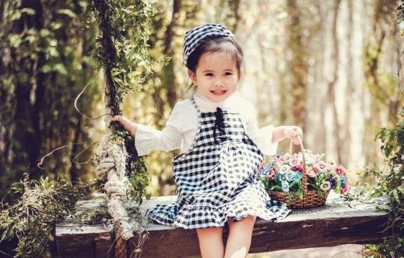 小视频孩子给妈妈化妆，比得上美妆博主，网友：这娃平时没少造