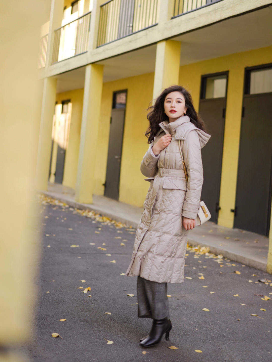 整体 今年火了一种穿法叫“西服套装+羽绒服”，干练利落又实用，太美