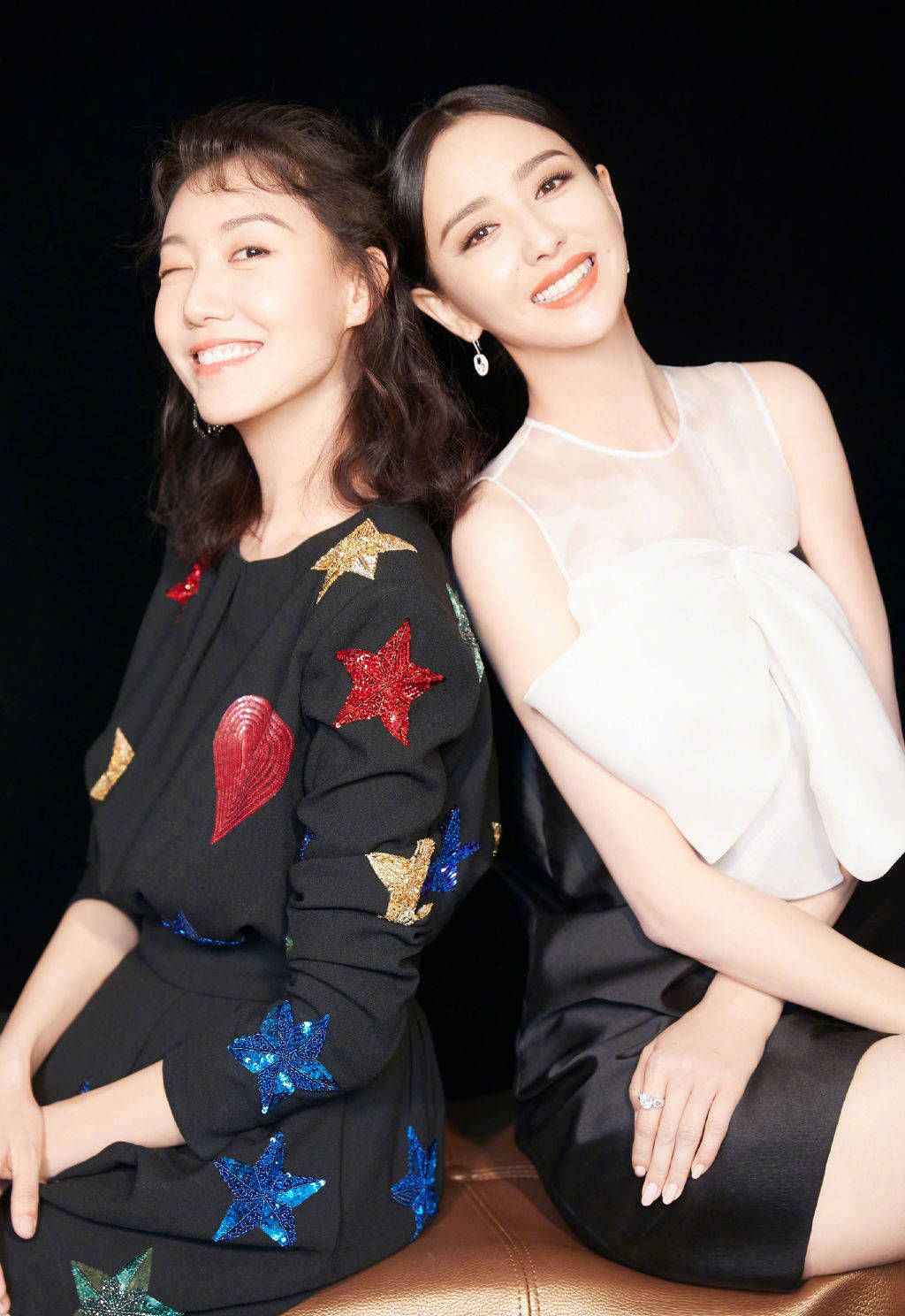 状况佟丽娅私底下更少女，穿格纹泡泡袖衫配短裤，笑容甜美嫩回18岁