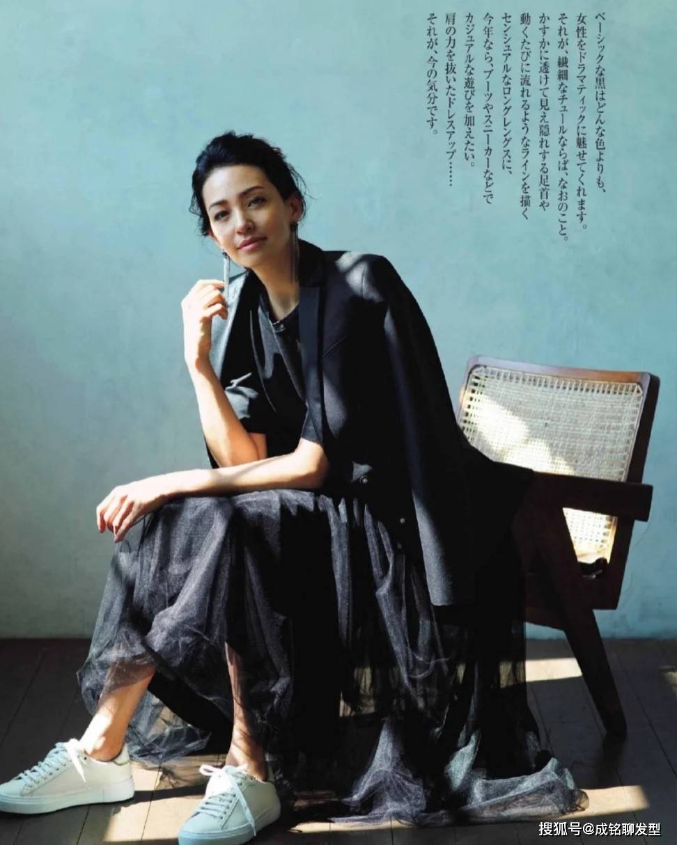 服装 40岁+的气质女人,服装在精不在多,有这“二衣一裙一鞋”就够了