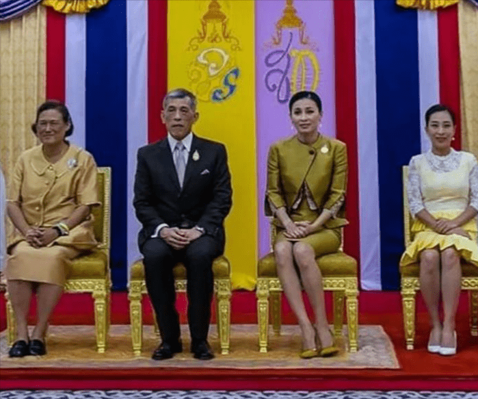 衣品高 75后苏提达接待贵宾，一袭香槟色裙子气场全开，全程陪伴老公真美