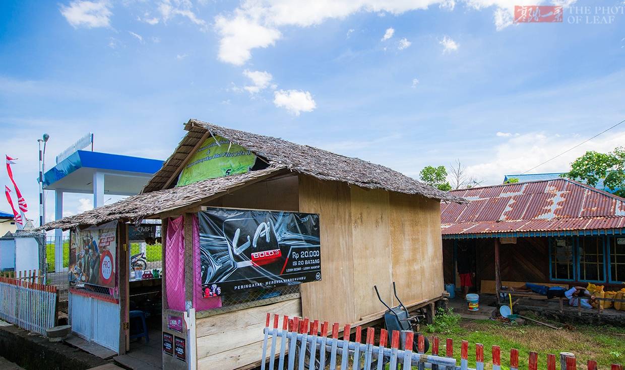 印尼女孩的人生：住在简陋的小木屋，不出门不上学生活十分简单