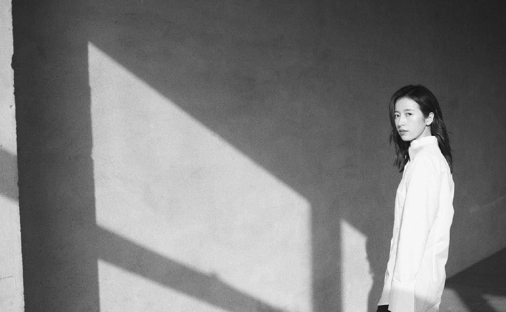 披肩 她是“中国版”的全智贤,今穿白衬衫出镜,黑白大片高级感满分