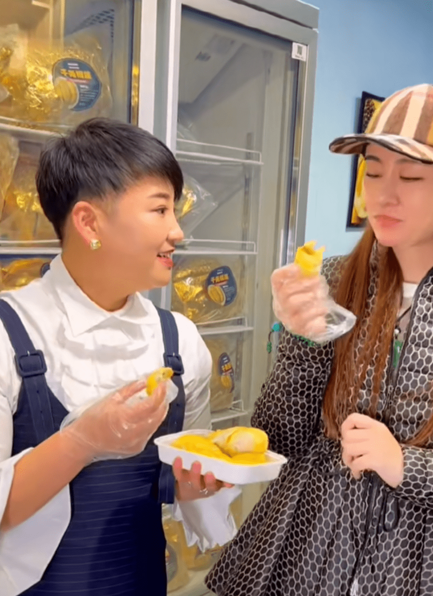 杨树林老婆胖丫出狱后开水果店,王小蒙现身宣传,腰围变粗不少_赵本山