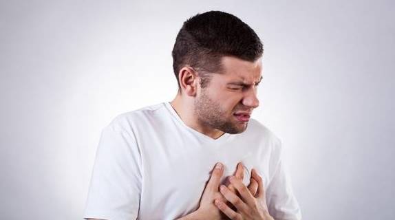 胸骨|心窝正中痛是怎么回事？不妨来了解