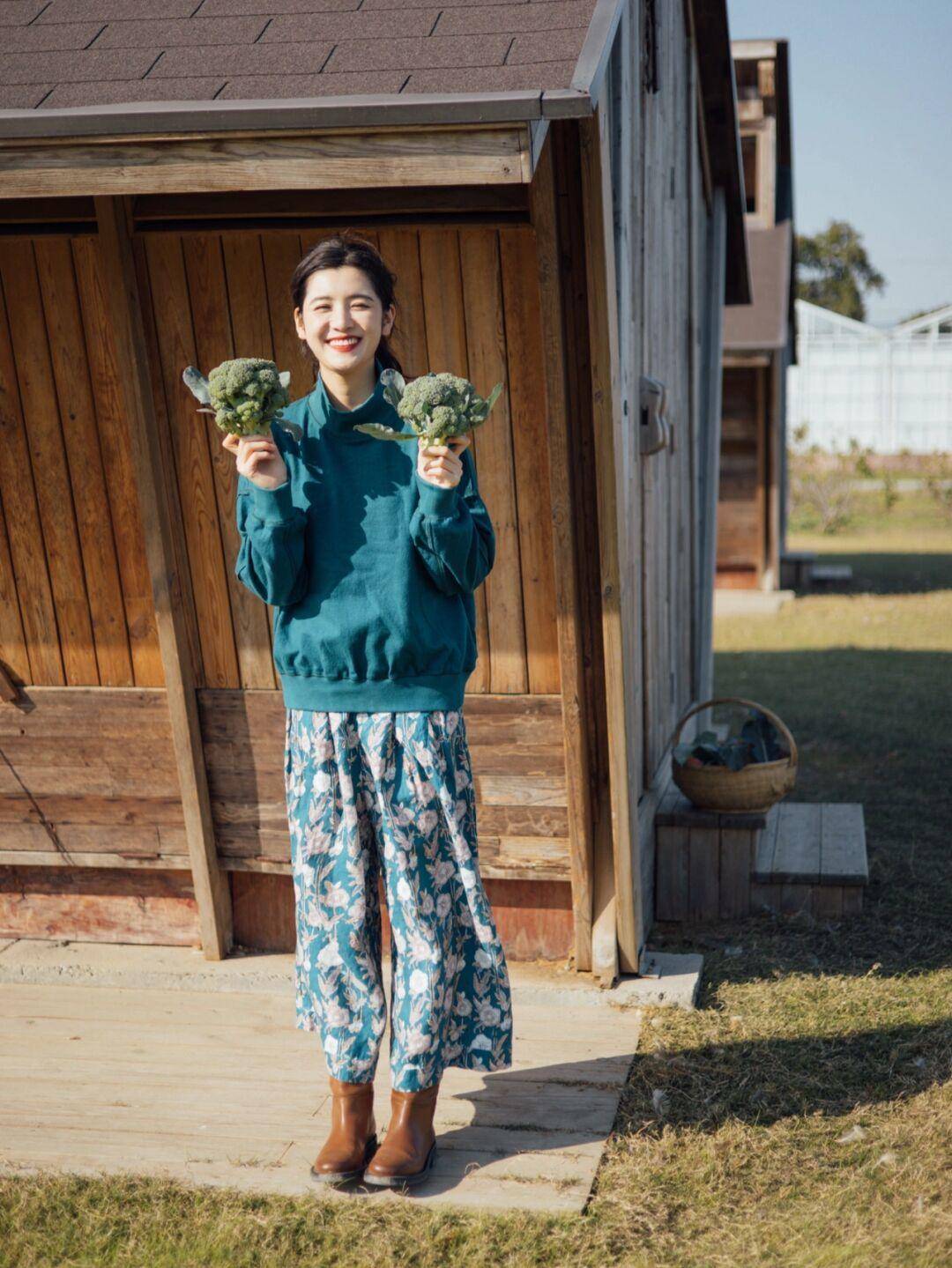 身材 衣服好看不全看身材，选款很重要，这些“毛衣”looks分享给你