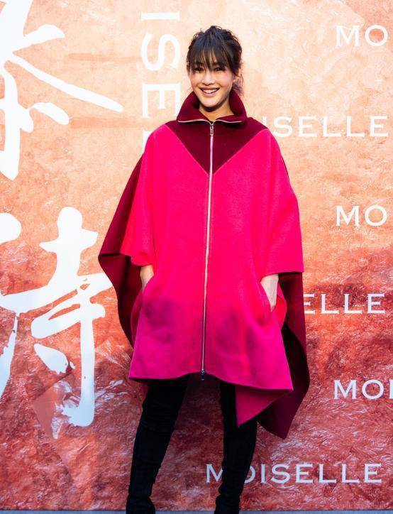 漂亮 今年漂亮女人选“彩色款”,时髦又多彩很亮丽