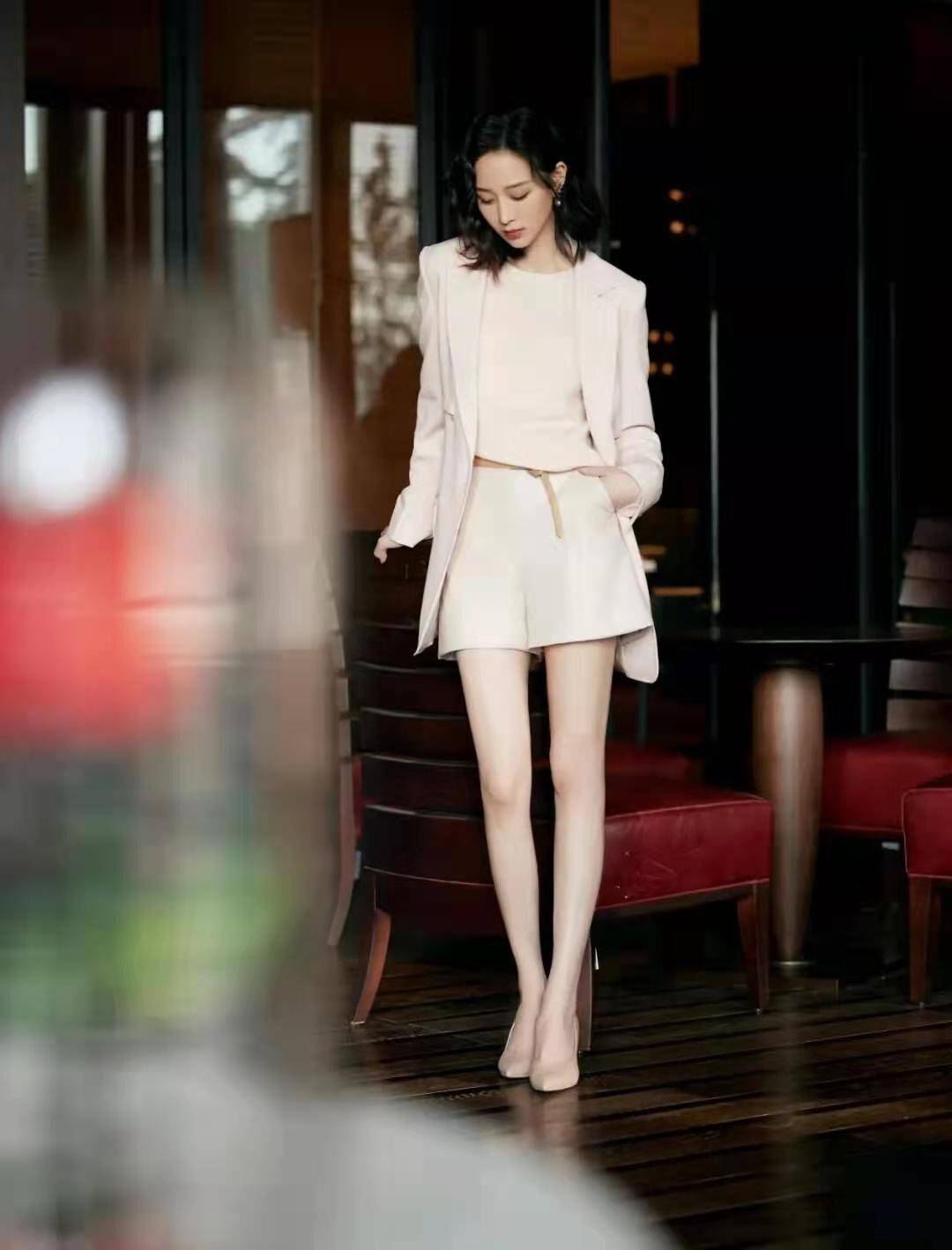 典范 张钧甯：职业女性穿衣典范，一身浅粉色西服套装温柔显甜美又气质