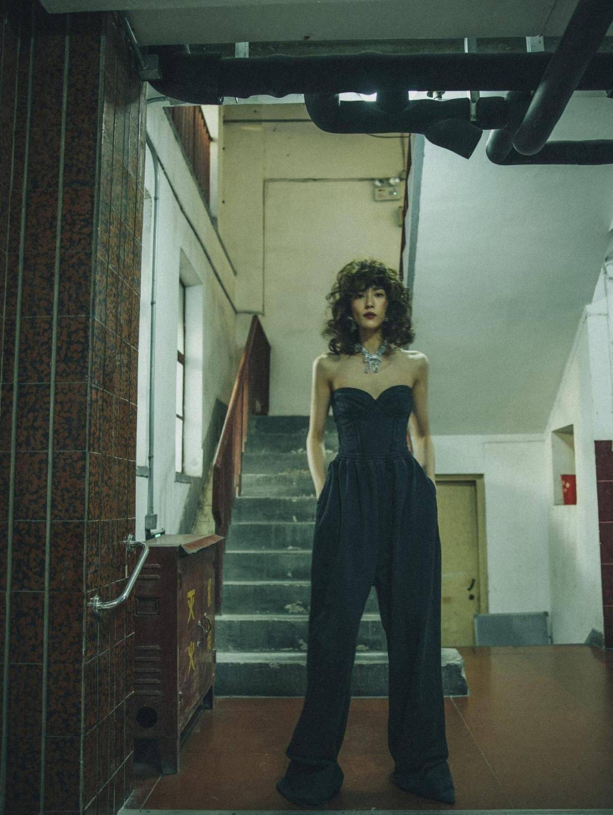 感觉 刘雯气质真好！烫老土的“阿姨卷”也不显老，配连体裤还有高级感