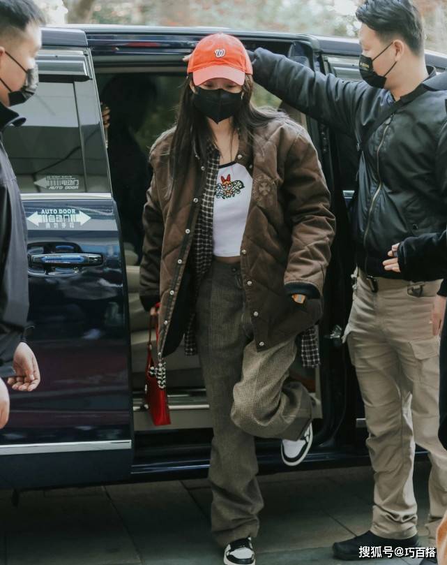 黑色 杨幂仪态进步太多，私服状态好到爆炸，皮肤白到发光