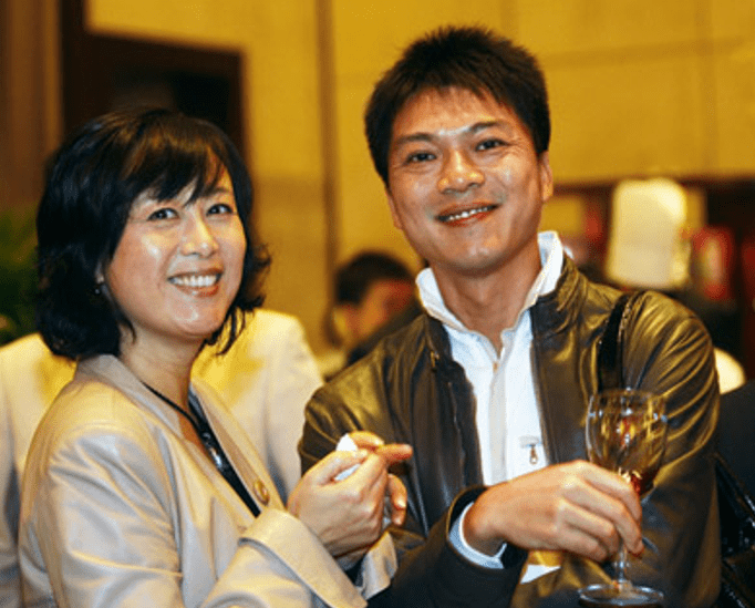 婚后第二年,吴玉芳的丈夫正式退役,之后去了新加坡创业经商,吴玉芳也