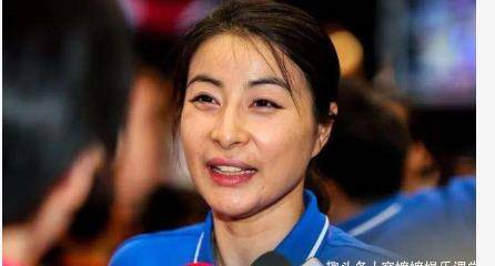 奥运|40岁郭晶晶被粉丝求合照！外套只遮一半身体，手上罕见拎名牌包包