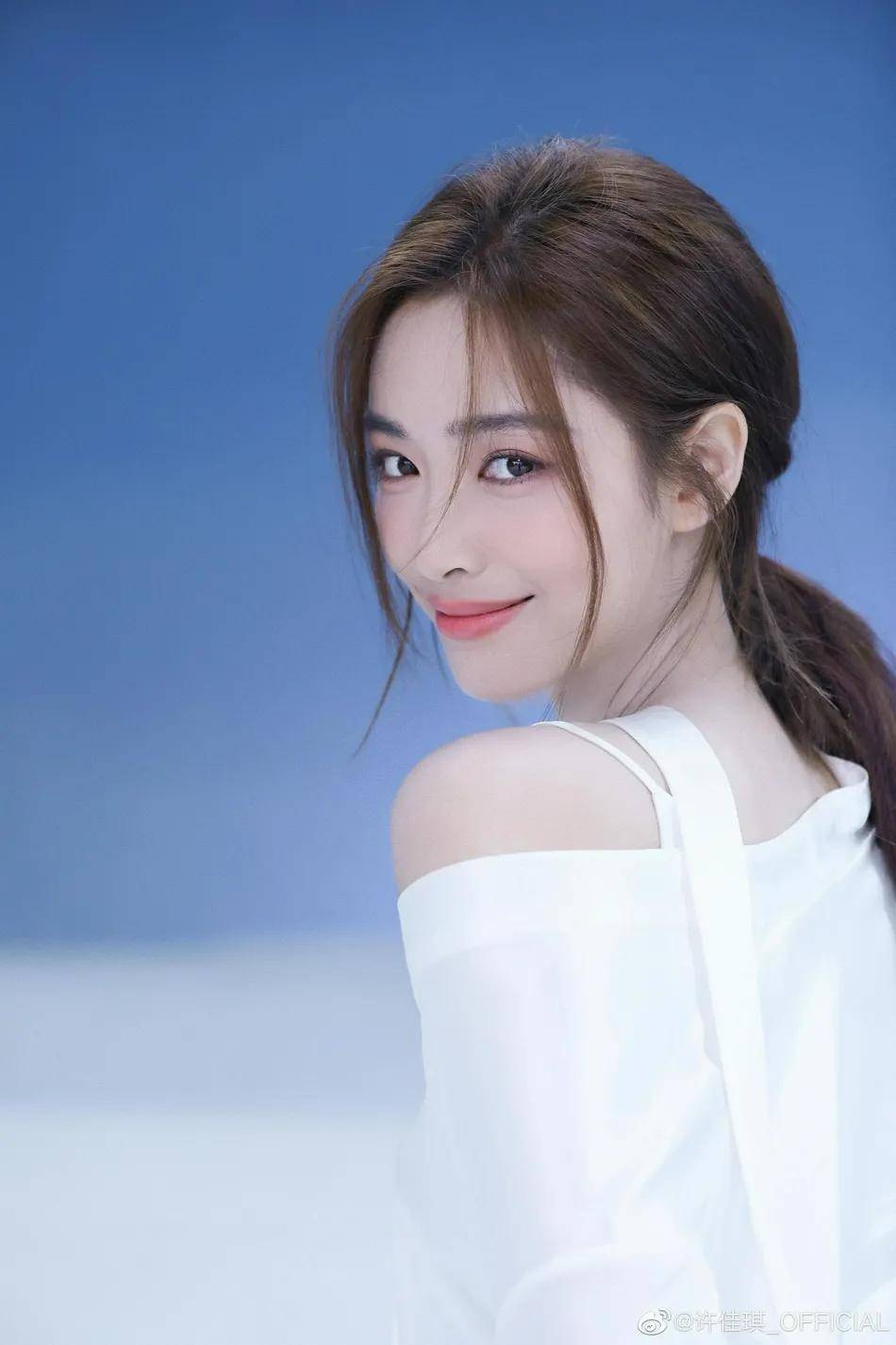 原创许佳琪穿露肩白裙回眸浅笑美若天仙雪肤玉貌太靓丽撩人