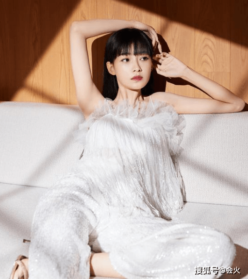 孙怡 28岁女星孙怡出席活动,紧身吊带裙凸显身材,露大片皮肤白皙细腻