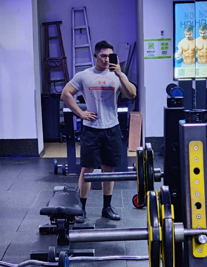 原创25岁杭州大男孩爱健身撸铁打造出霸气胸肌身材健壮帅气逼人