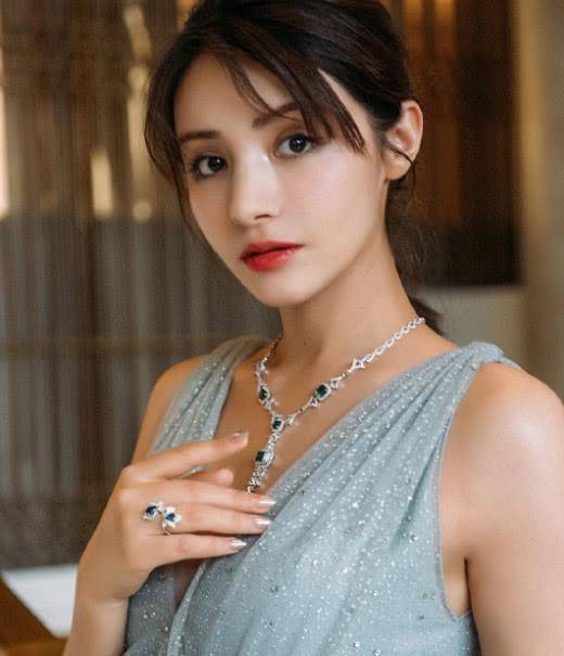 惊艳的女性艺人 2c38782df4e749e2b0af0dc47510054e.jpeg