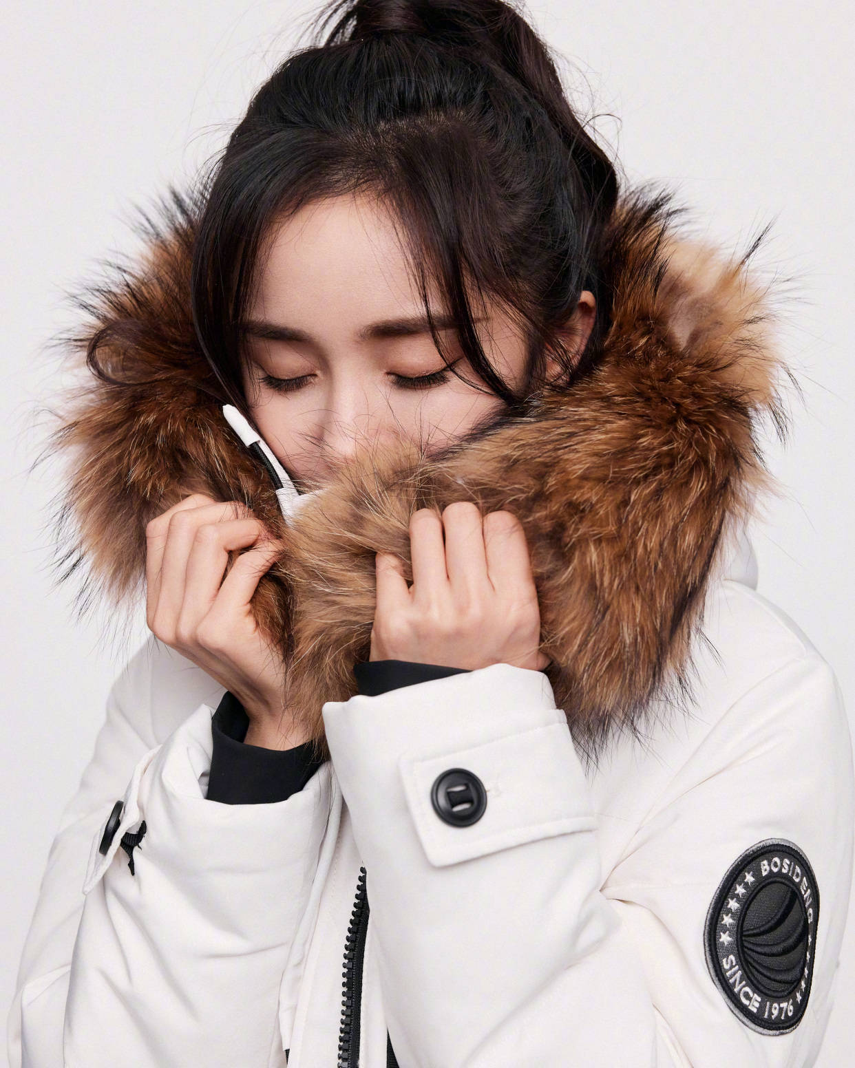 穿羽绒服也能拍大片,看看大幂幂都怎么做的吧!_穿着_杨幂_帽子