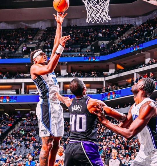 得分|NBA-对飙大战！两队14人得分上双，国王首取3连胜，湖人旧帅扎心