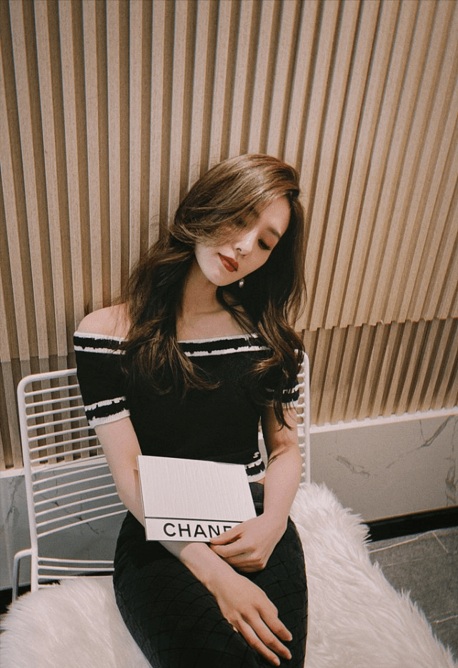 身材 真羡慕刘诗诗小码身材,穿针织衫坐着也没肉,配裤装美得都高调