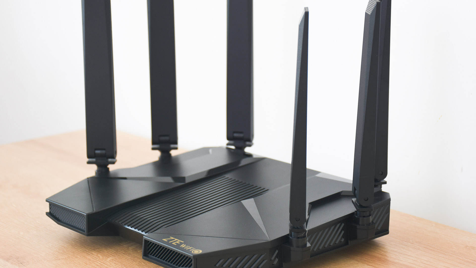 中兴ax5400 pro双频千兆路由器:酷炫机甲风 强劲硬实力_位置_ghz_信号