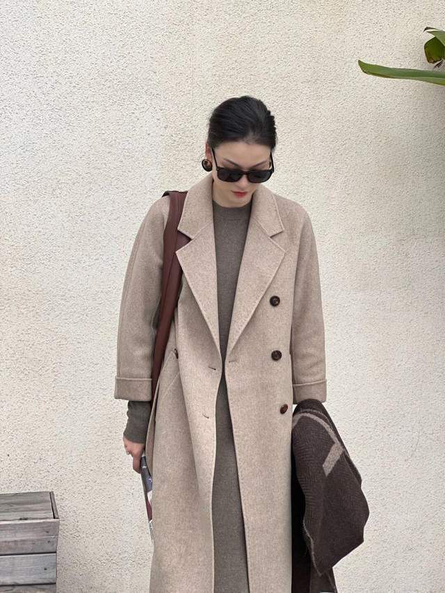 身材 今冬试试“针织连衣裙+大衣”，让你既有风度又有温度，温暖优雅