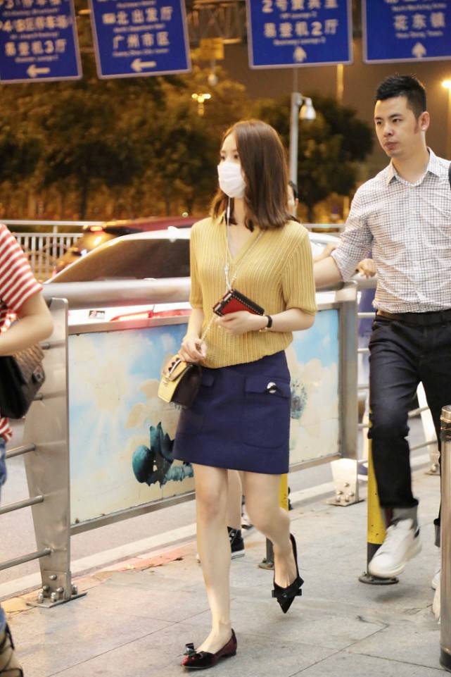 身材 真羡慕刘诗诗小码身材,穿针织衫坐着也没肉,配裤装美得都高调