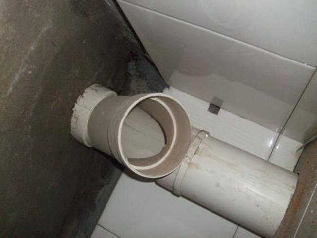 楼上业主家冲厕我家马桶水封立刻降低返臭原因竟是她家拆了排气管