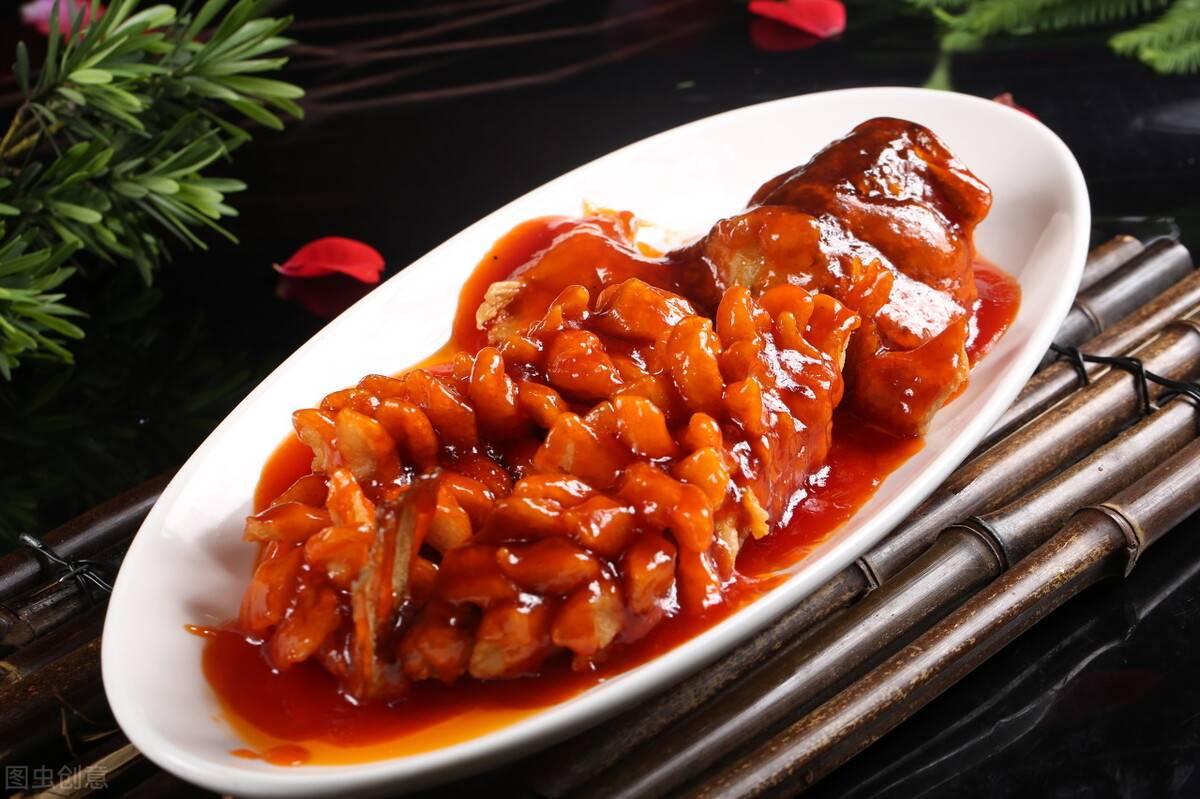 中国菜,湘菜,辣菜,松子鲈鱼最后用水淀粉收汁,浇淋在草鱼上,再撒上泡