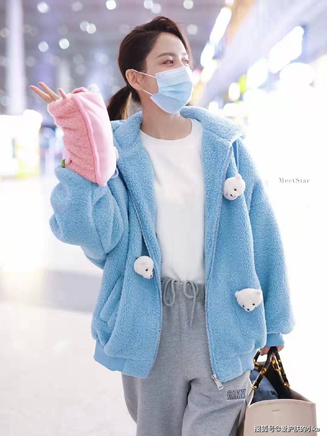 小熊 佟丽娅这身造型好粉嫩，天蓝色小熊外套配粉色暖手宝，少女心满满