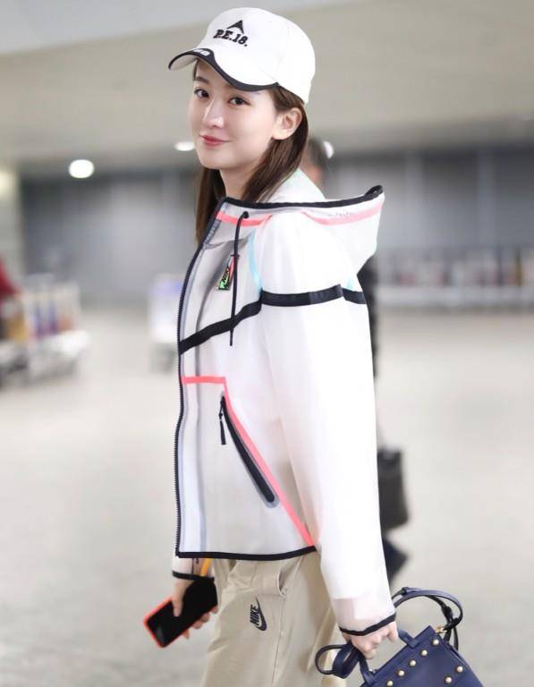 乔欣 乔欣嫌弃鞋子太白了？用画笔把鞋子涂成一片粉色？轻松成为焦点