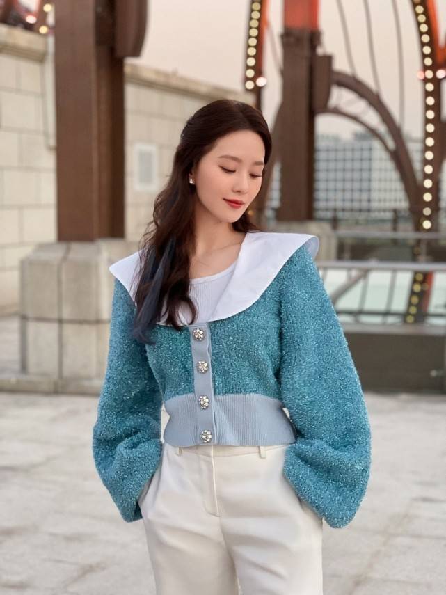 身材 真羡慕刘诗诗小码身材,穿针织衫坐着也没肉,配裤装美得都高调