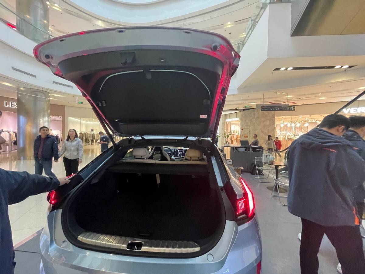 新款极氪001试驾 a7e0577645c94ff5a71325565cf7f0cf.jpeg