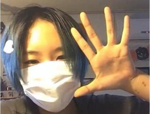 中性 窦唯18岁小女儿近照曝光，打扮越发中性，戴上口罩和窦靖童一个样