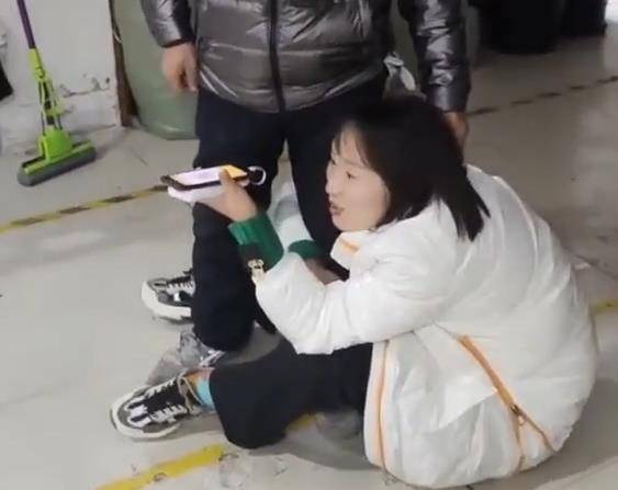 关系|江苏30岁侄女跟小叔要零食,坐地上抱大腿,小叔无奈表情逗乐网友