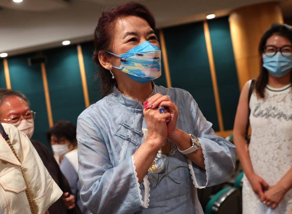 体型 胡慧中一家罕见亮相，打扮低调戒指却显阔气，21岁女儿体型超过爸