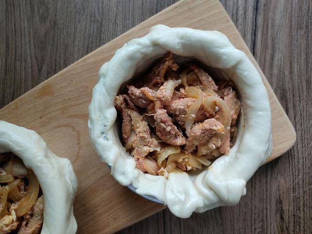 皮中|做孩子早餐难,要省时又要营养,孩子还爱吃,试试奥尔良鸡肉馅饼