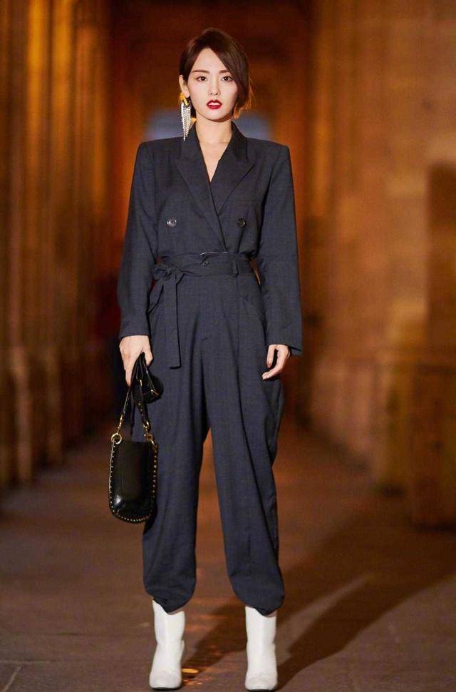 设计 张嘉倪越来越漂亮了，一身黑色西装高级干练，气质端庄优雅