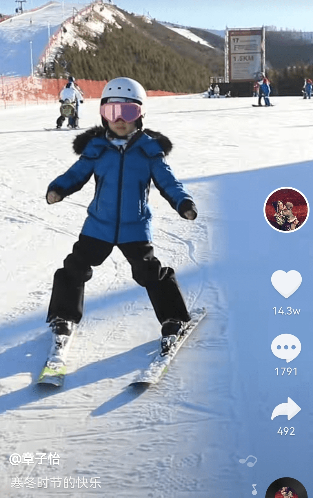 章子怡晒母女同框照，醒宝颜值越来越高超爱笑，大秀滑雪技能封面图