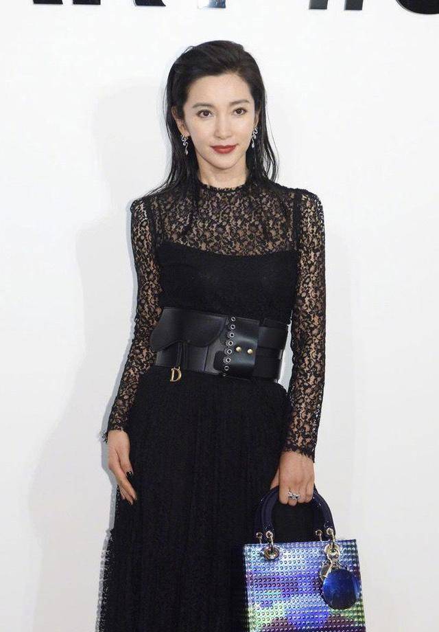 李冰冰 李冰冰很有“国际范”，条纹上衣搭配黑色短裙高雅大气，减龄时髦