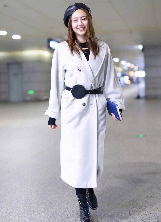 颜色 黄梦莹真是美得不像话！羊羔毛外套配牛仔裤保暖简约，显瘦又洋气