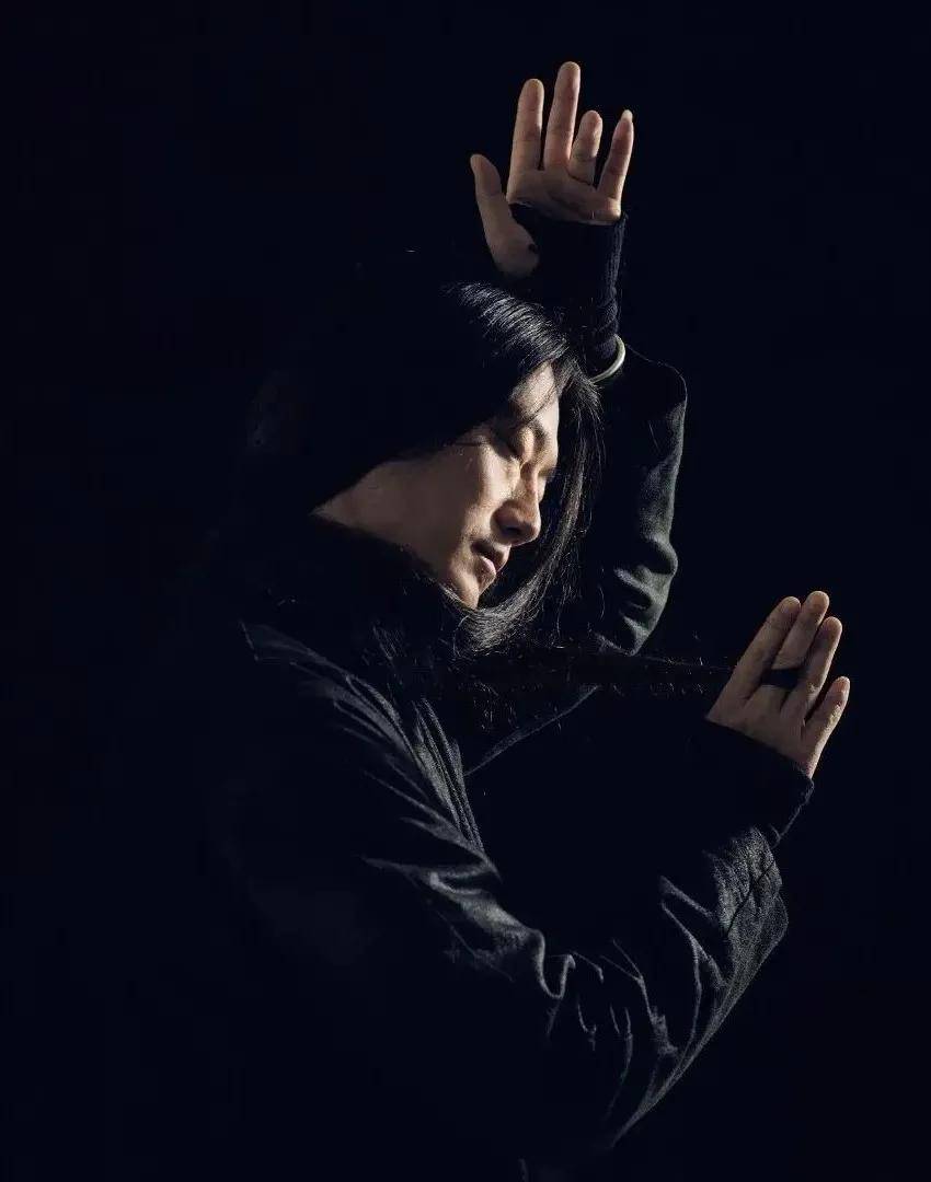 跨越东方与西方,赵梁不断打造着独具个人风格的舞蹈世界.