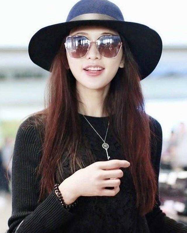 林志玲 一身黑色也可以很时尚！林志玲身穿黑色皮衣搭配礼帽，优雅精致