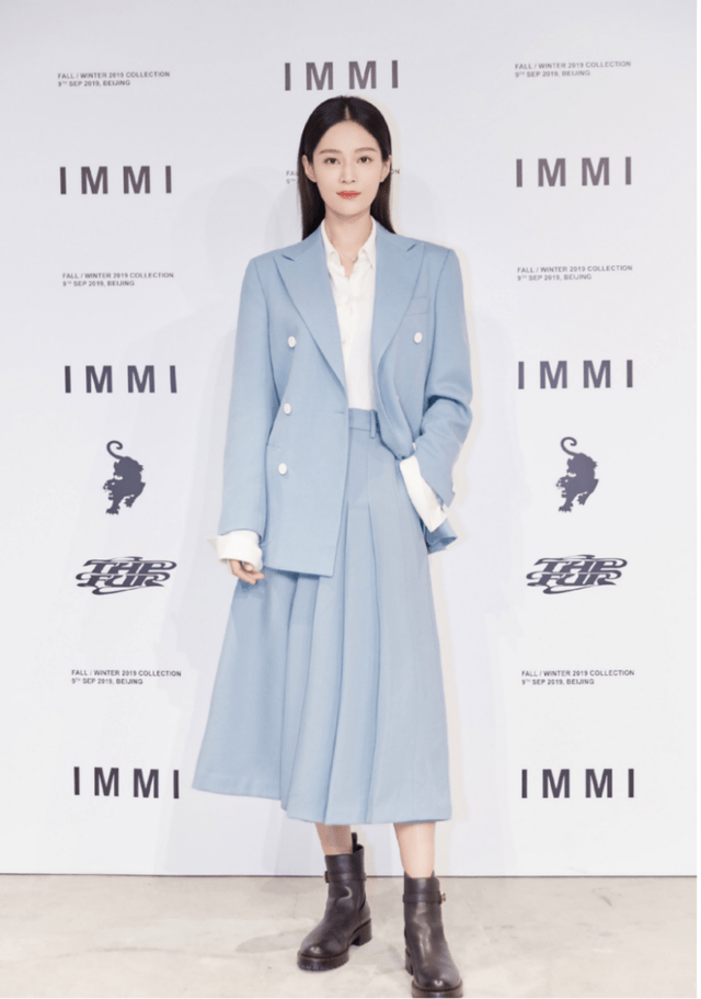 王媛可 王媛可太有“国际范”,身穿蓝色西装干练利落,高级精致