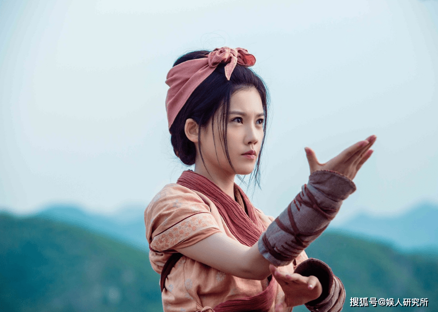 杨子姗|杨子姗录节目暴露洁癖症，因摄像未穿鞋套崩溃大哭，家中盖满白布