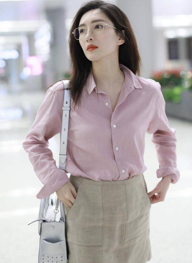 黑色 江疏影太有“女神”范了，身穿衬衫搭配条纹西裤走机场，干练大气