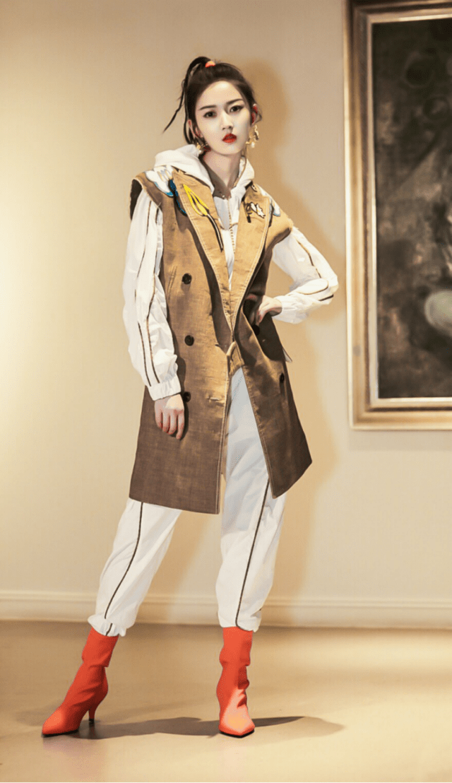 感觉 陈钰琪到底有多美?浅灰色大衣温柔优雅,酒红色长发妩媚妖娆