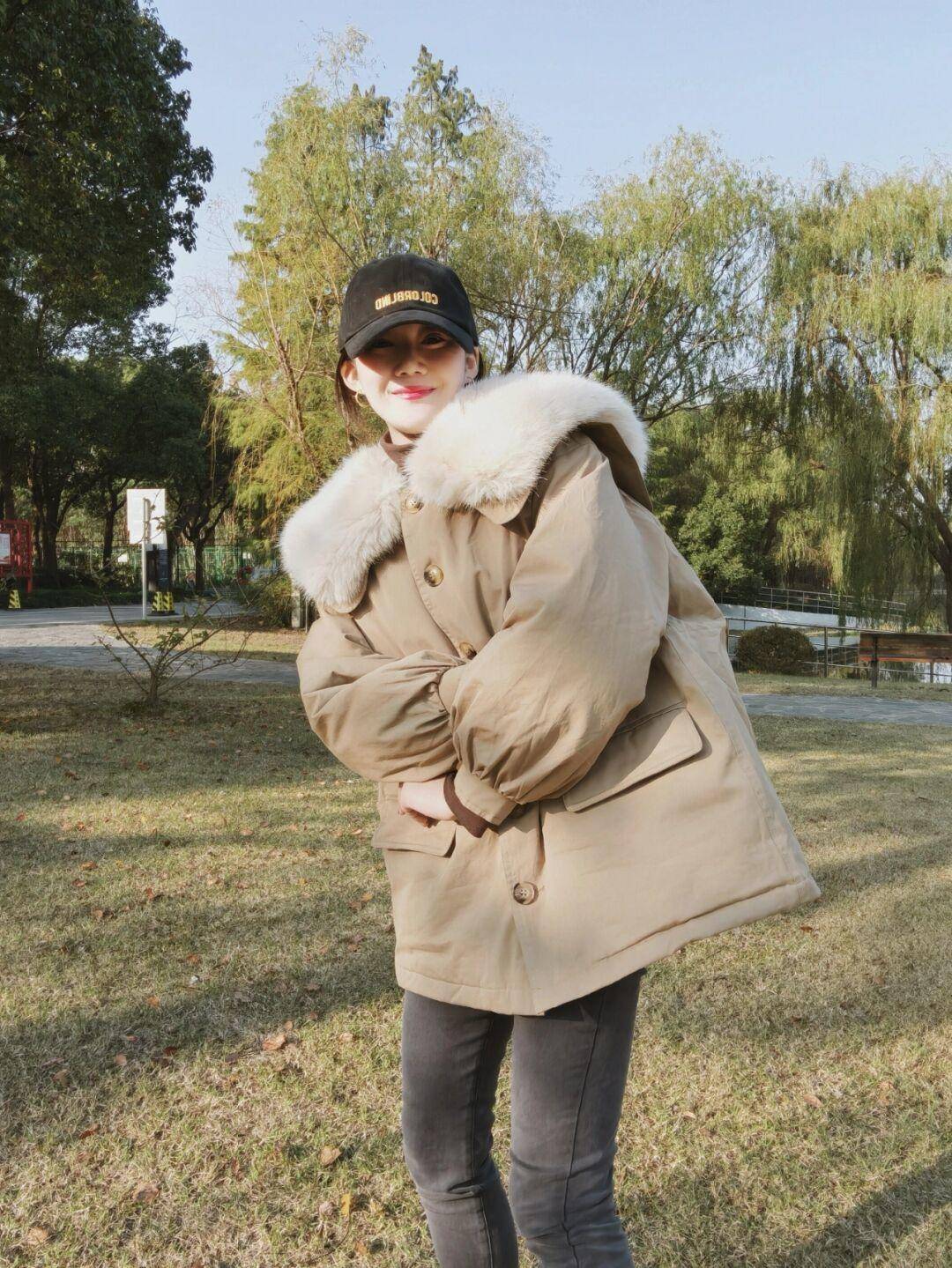 美眉 冬季外出穿“羽绒服”，这才是最佳穿法，实用百搭又气质