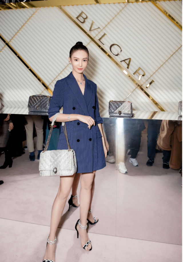 设计 金晨好飒一女的！身穿条纹西装知性干练，利落帅气又有女人味